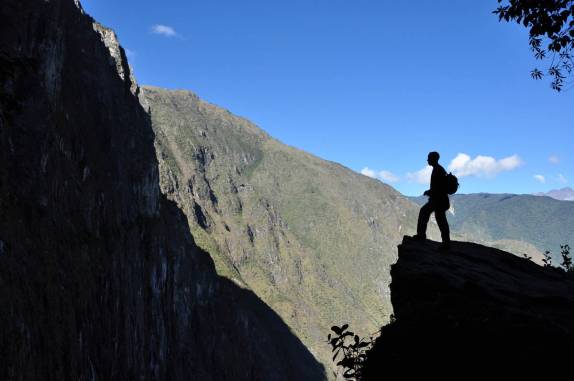 Caminhando na trilha da ponte em Machu Picchu, no Peru